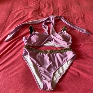 A beautiful lilac 2 piece bathing suit that will make you glow on any beach!💗